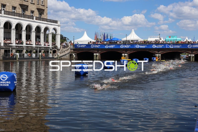 Schwimmstart beim Triathlon an der Binnenalster Hamburg