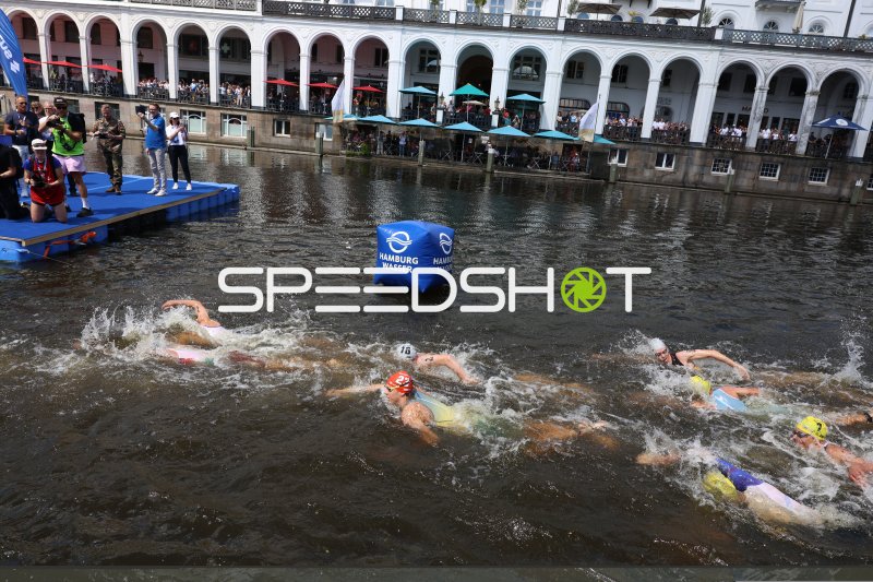 Triathlon-Schwimmstrecke an der Binnenalster in Hamburg