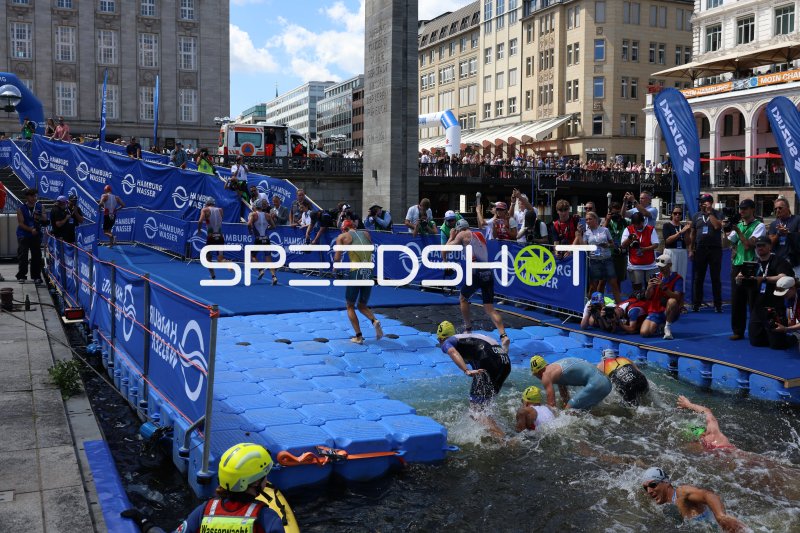 Triathleten beim Schwimmstart an der Binnenalster Hamburg