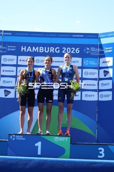Leonie Periault (Elite Frauen) holt sich den Sieg vor Lisa Tertsch (Elite Frauen) und Tilda Månsson (Elite Frauen)