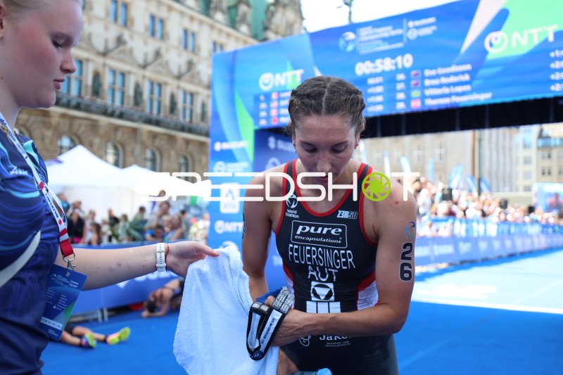 Triathletin im Zielbereich am Jungfernstieg Hamburg