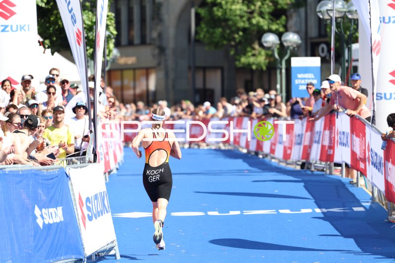 Triathletin mit Startnummer aus Deutschland im Zieleinlauf