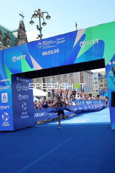 Triathlet im Zieleinlauf bei der World Triathlon Championship Series in Hamburg