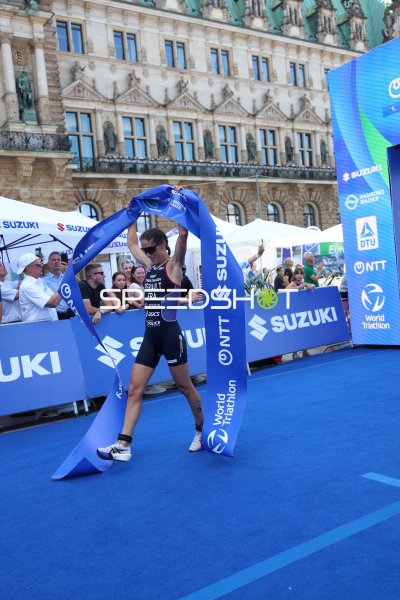 Startnummer 50 überquert die Ziellinie beim Triathlon Hamburg