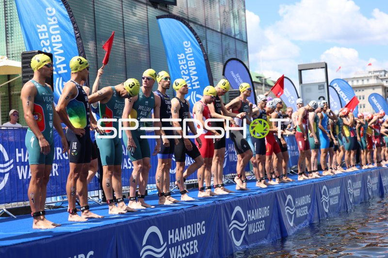 Triathleten bei der Startvorbereitung an der Binnenalster Hamburg