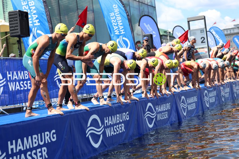 Triathlon-Schwimmstart an der Binnenalster in Hamburg