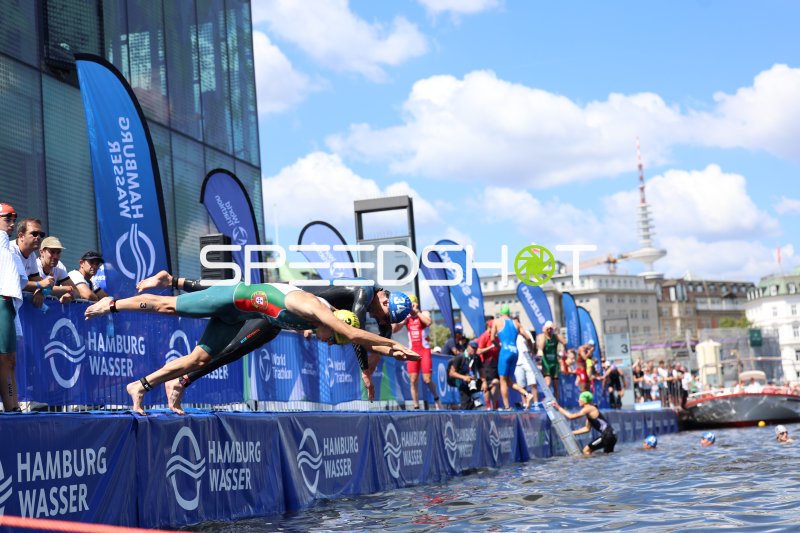 Triathlet beim Sprung ins Wasser an der Binnenalster Hamburg