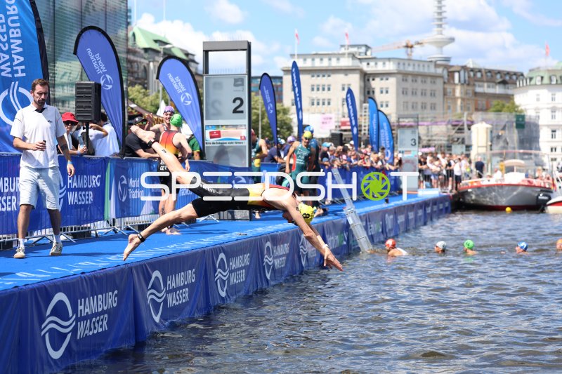 Triathlet springt in die Binnenalster beim Hamburg Wasser Triathlon