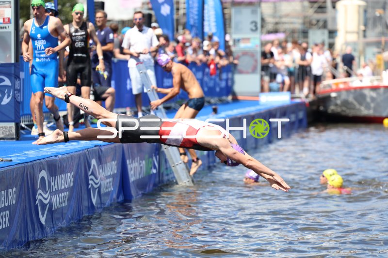 Triathlet springt ins Wasser beim Schwimmstart an der Binnenalster