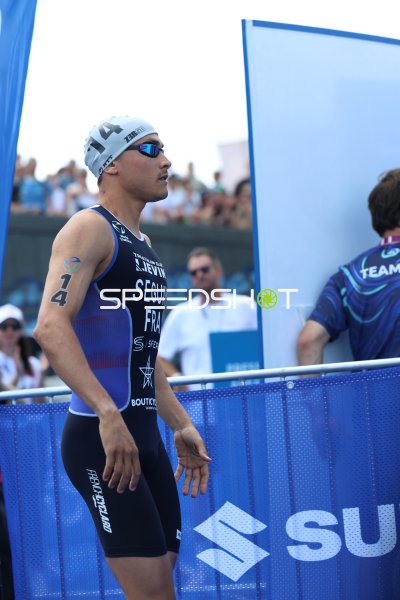 Triathlet in Wettkampfvorbereitung am Jungfernstieg
