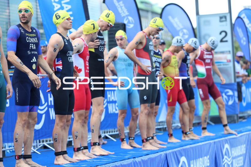 Startnummer 5 und weitere Athleten beim Triathlon Hamburg an der Binnenalster