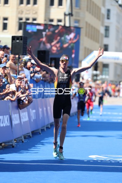 Triathletin GRAF überquert Zielline am Jungfernstieg