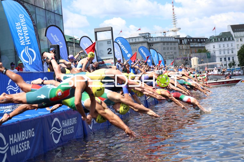 Massenstart beim Triathlon an der Binnenalster in Hamburg