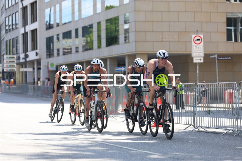 Triathleten auf der Radstrecke am Jungfernstieg in Hamburg