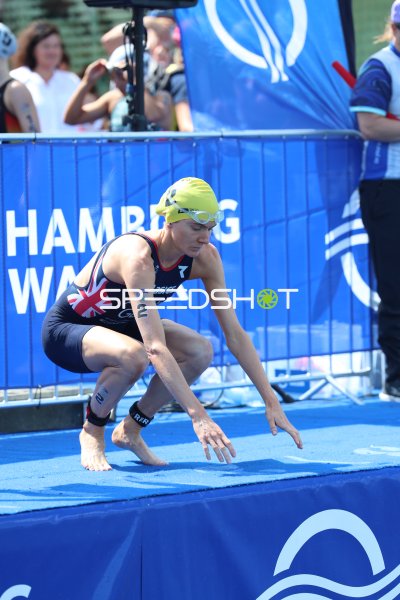 Triathletin Startnummer 2 beim Ausstieg aus der Binnenalster