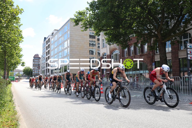 Triathleten beim Radfahren am Jungfernstieg in Hamburg