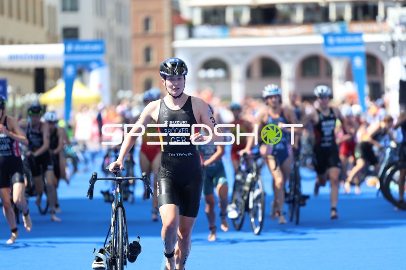 Triathletin BRÖCKER beim Radfahren am Jungfernstieg