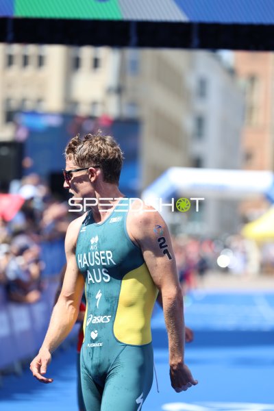 Triathlet Startnummer 21 beim Wettkampf an der Binnenalster Hamburg