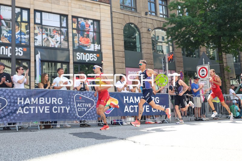 Triathleten beim Laufen am Jungfernstieg in Hamburg