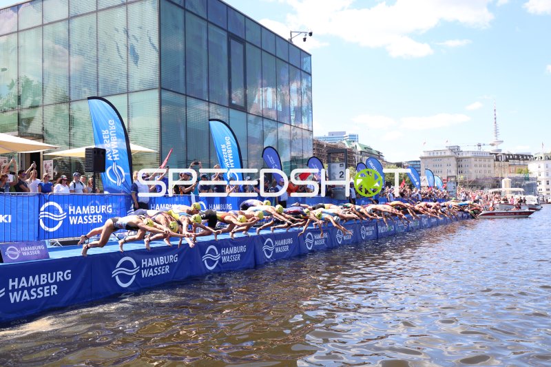 Massenstart beim Triathlon an der Binnenalster Hamburg