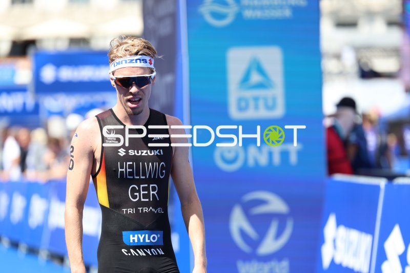Triathlet Hellwig nach dem Wettkampf an der Binnenalster