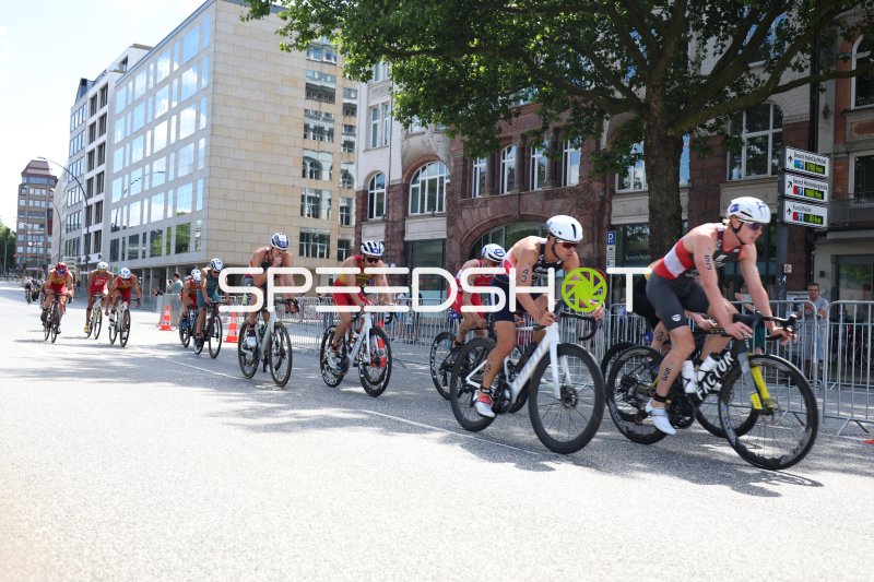 Triathleten beim Radfahren am Jungfernstieg in Hamburg