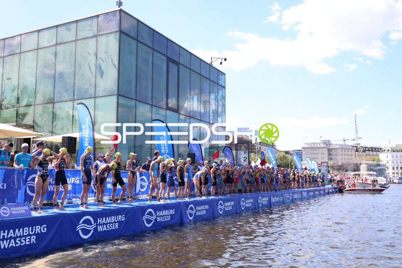 Triathleten beim Start an der Binnenalster in Hamburg