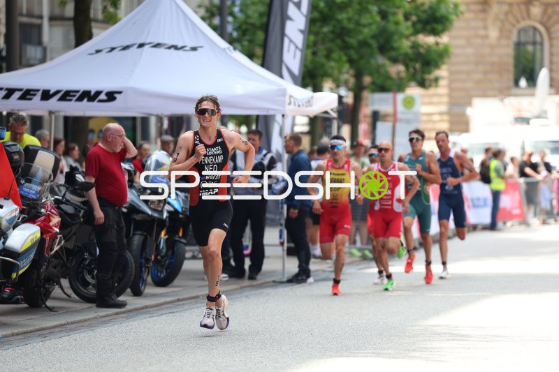 Triathletin in der Laufstrecke am Jungfernstieg Hamburg