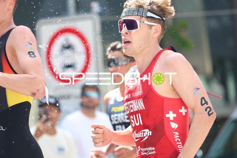 Startnummer 42 beim Triathlon an der Binnenalster in Hamburg