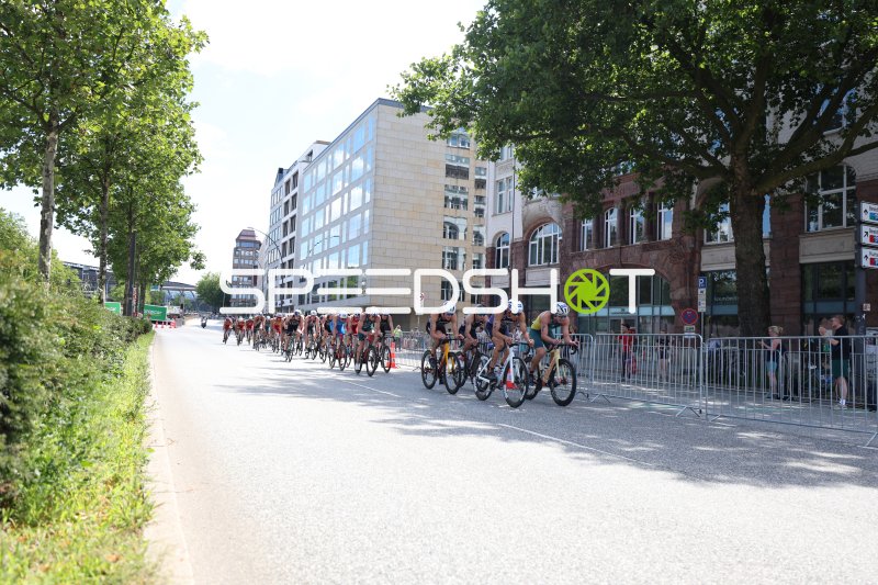 Radrennfahrer beim Triathlon am Jungfernstieg in Hamburg
