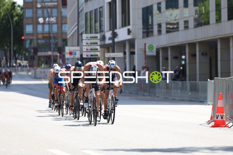 Triathleten beim Radfahren am Jungfernstieg in Hamburg