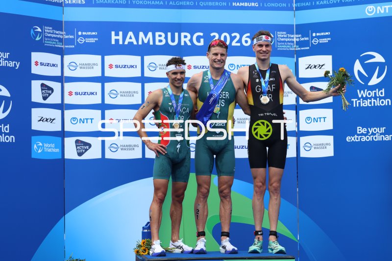 Siegerehrung Triathlon Hamburg 2026: Startnummer 1, Startnummer 21 und Startnummer 8 auf dem Podium