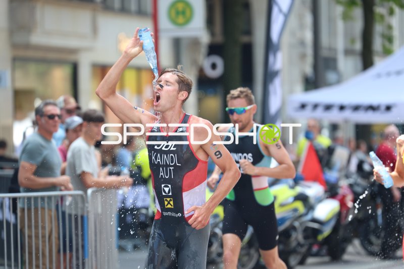 Triathlet aus Österreich jubelt nach Zieleinlauf an der Binnenalster