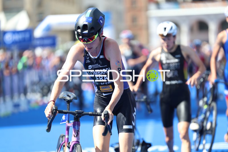 Startnummer 8 beim Radfahren beim Triathlon an der Binnenalster