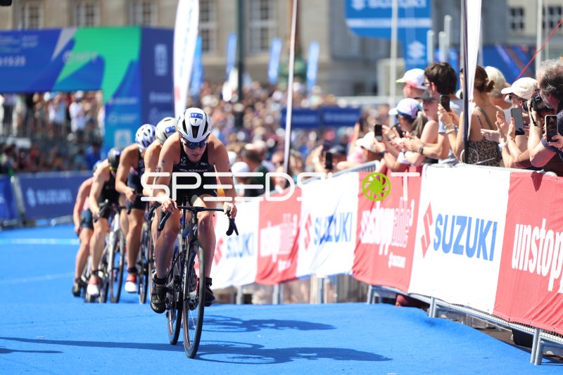 Startnummer 1 beim Radstrecken-Segment des Triathlons am Jungfernstieg