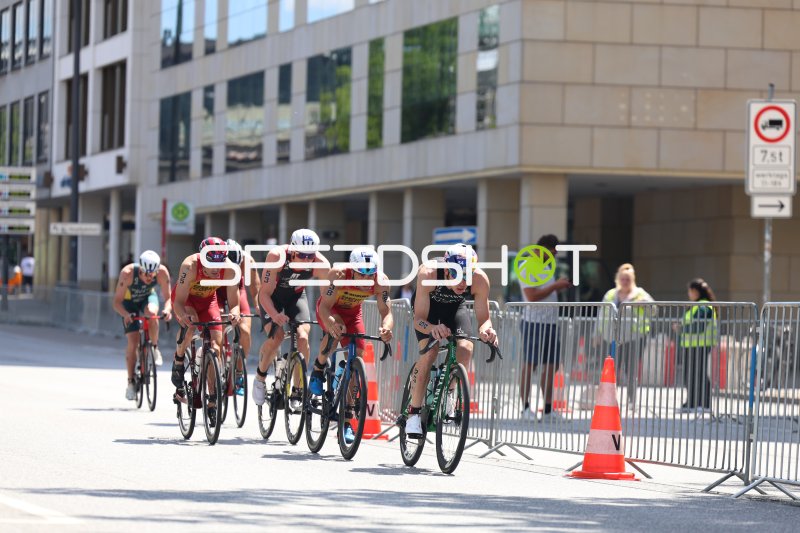 Startnummer 38 führt die Radstrecke beim Triathlon Hamburg an