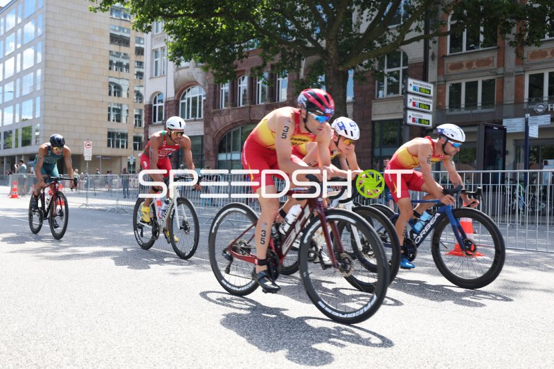 Triathleten beim Radfahren am Jungfernstieg in Hamburg