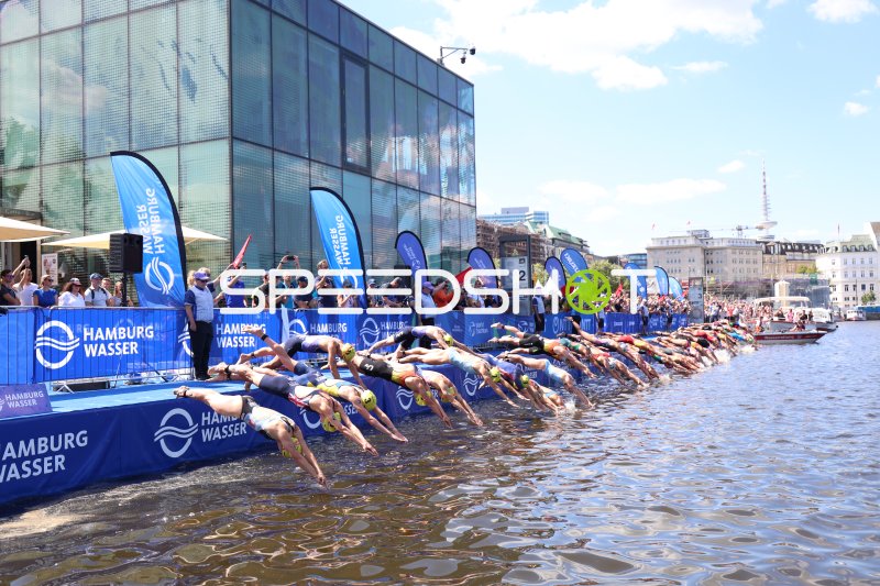Massenstart beim Triathlon an der Binnenalster in Hamburg