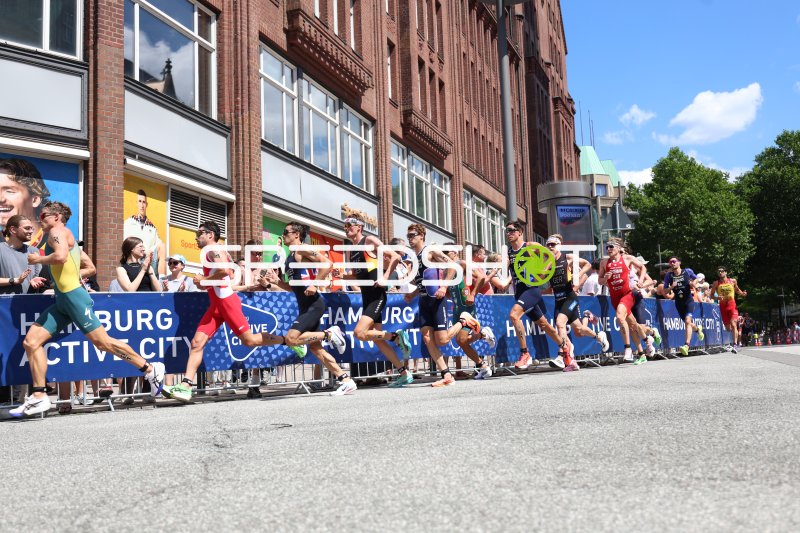Triathleten beim Laufen am Jungfernstieg in Hamburg