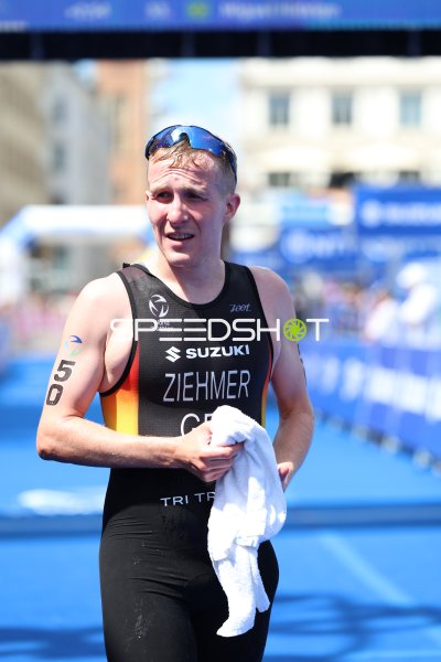 Startnummer 50 nach dem Schwimmen beim Triathlon an der Binnenalster