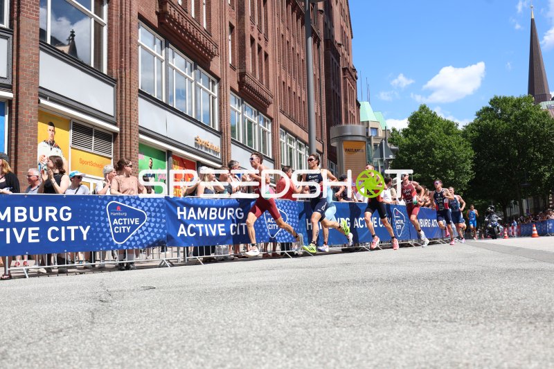 Triathleten beim Laufen am Jungfernstieg in Hamburg