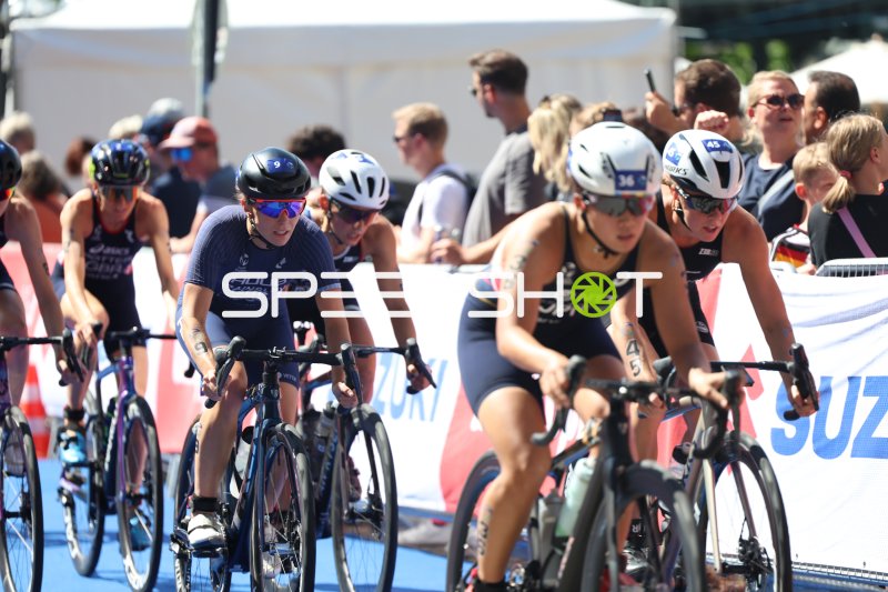 Radrennfahrerinnen beim Triathlon an der Binnenalster Hamburg