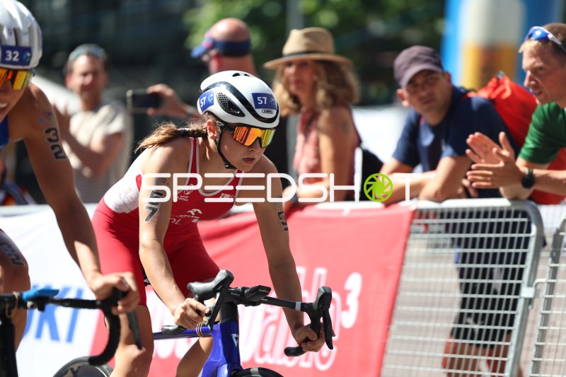 Matylda Wojakiewicz (57) beim Radfahren am Jungfernstieg