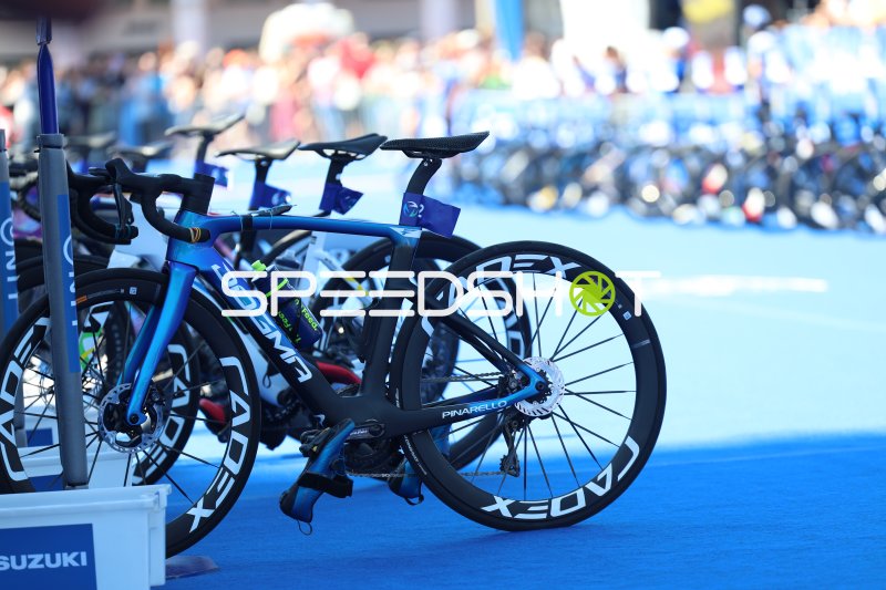 Rennräder in der Wechselzone beim Triathlon Hamburg