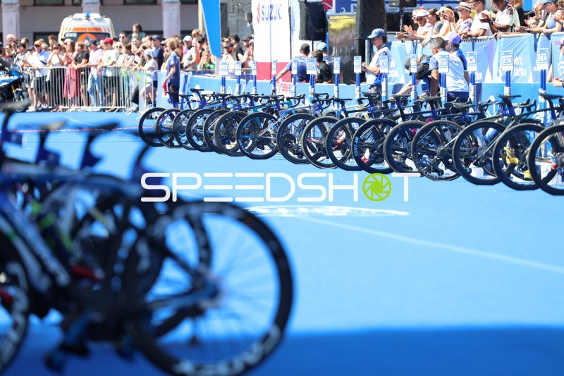 Rennräder in der Wechselzone beim Triathlon Hamburg