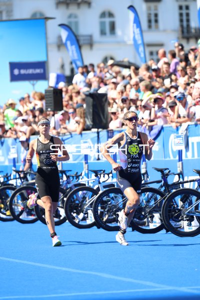 Startnummer 4 beim Laufen beim Triathlon Hamburg