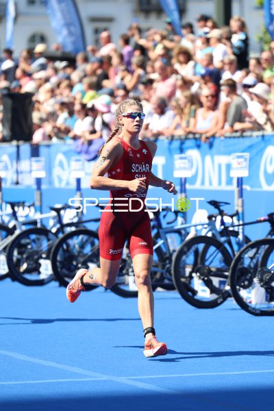 Triathletin im Laufsegment am Jungfernstieg Hamburg