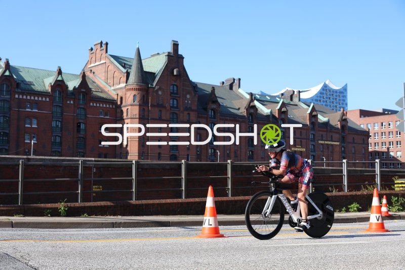 Triathlet auf der Radstrecke vorbei an der Elbphilarmonie in Hamburg