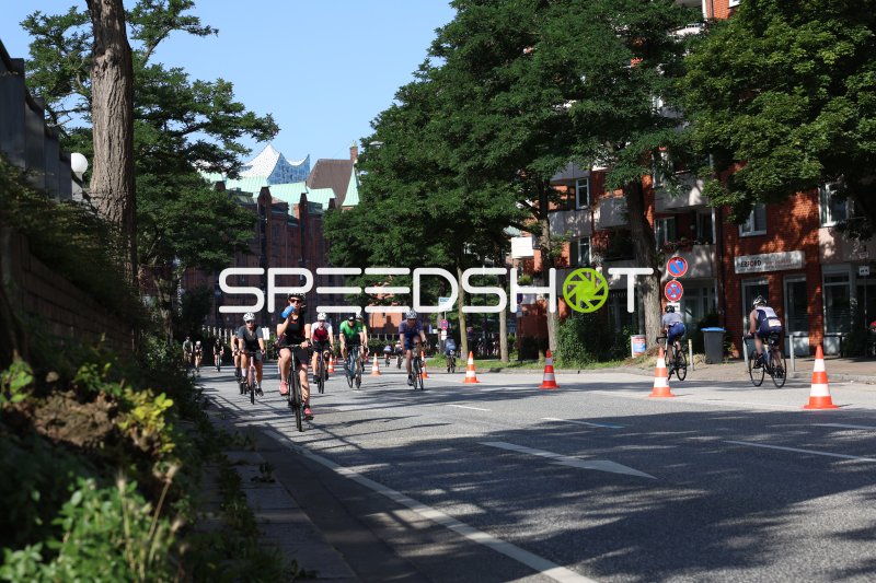 Triathleten beim Radstrecken-Segment am Jungfernstieg in Hamburg