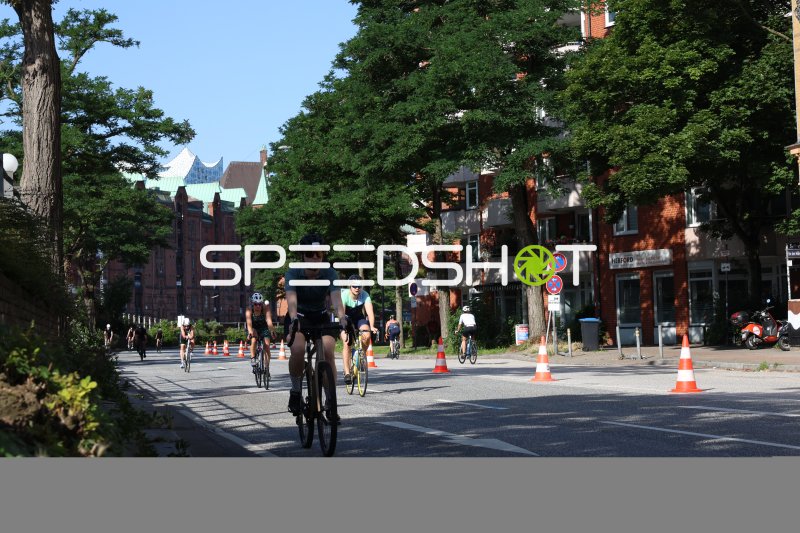 Triathleten auf der Radstrecke am Jungfernstieg in Hamburg